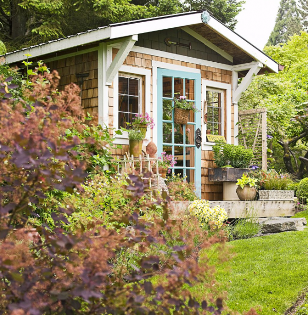 Gubuk alat taman bergaya rustic